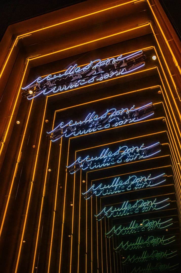 물레도니 네온사인